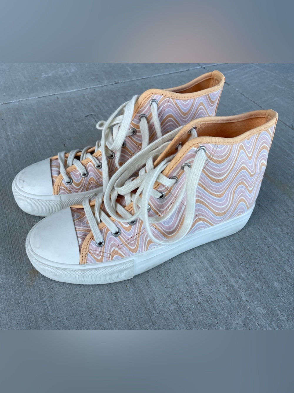 American Eagle Outfitters Peach and Cream High-Top Wave Pattern Sneakers